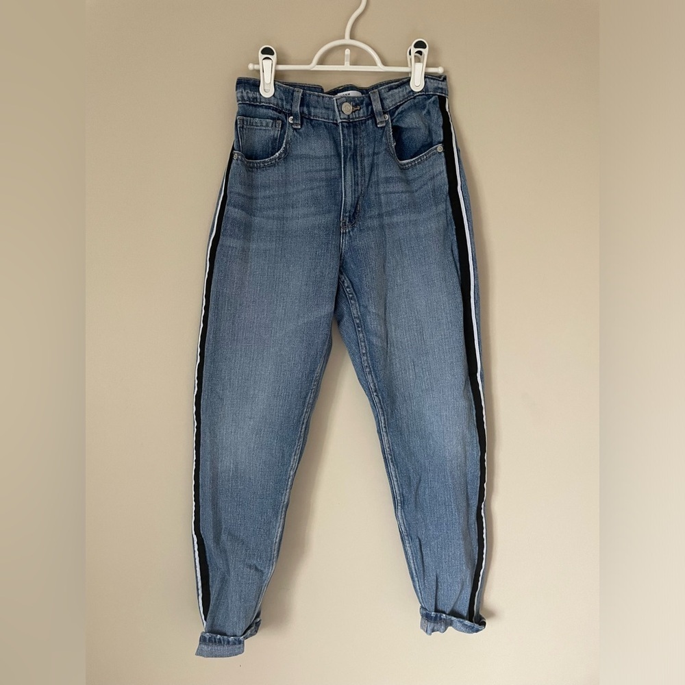 Dynamite CLAUDIA mom Blue Jeans with stripe down the side size 26 NWOT